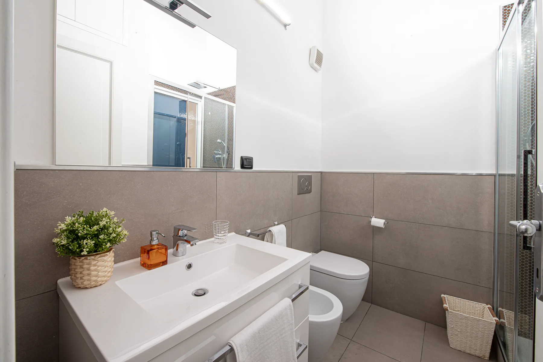 Bagno moderno con ampia doccia