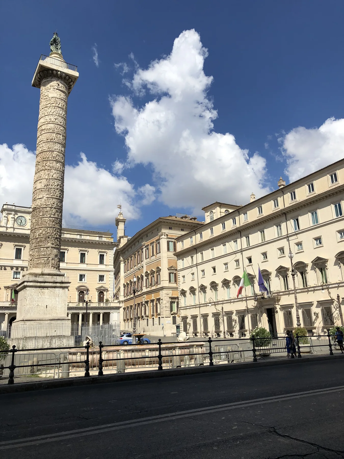 Colonna di Marco Aurelio sotto il cielo di Roma