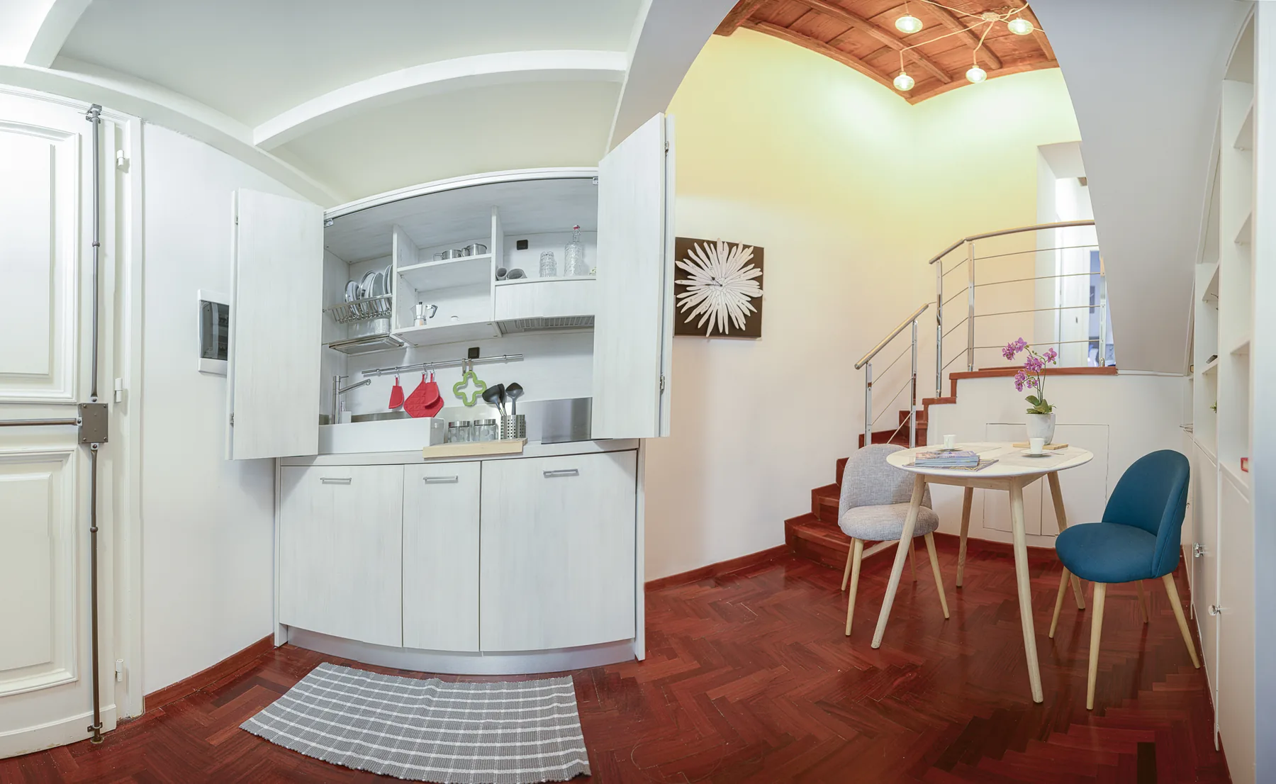 Cucina attrezzata e zona pranzo