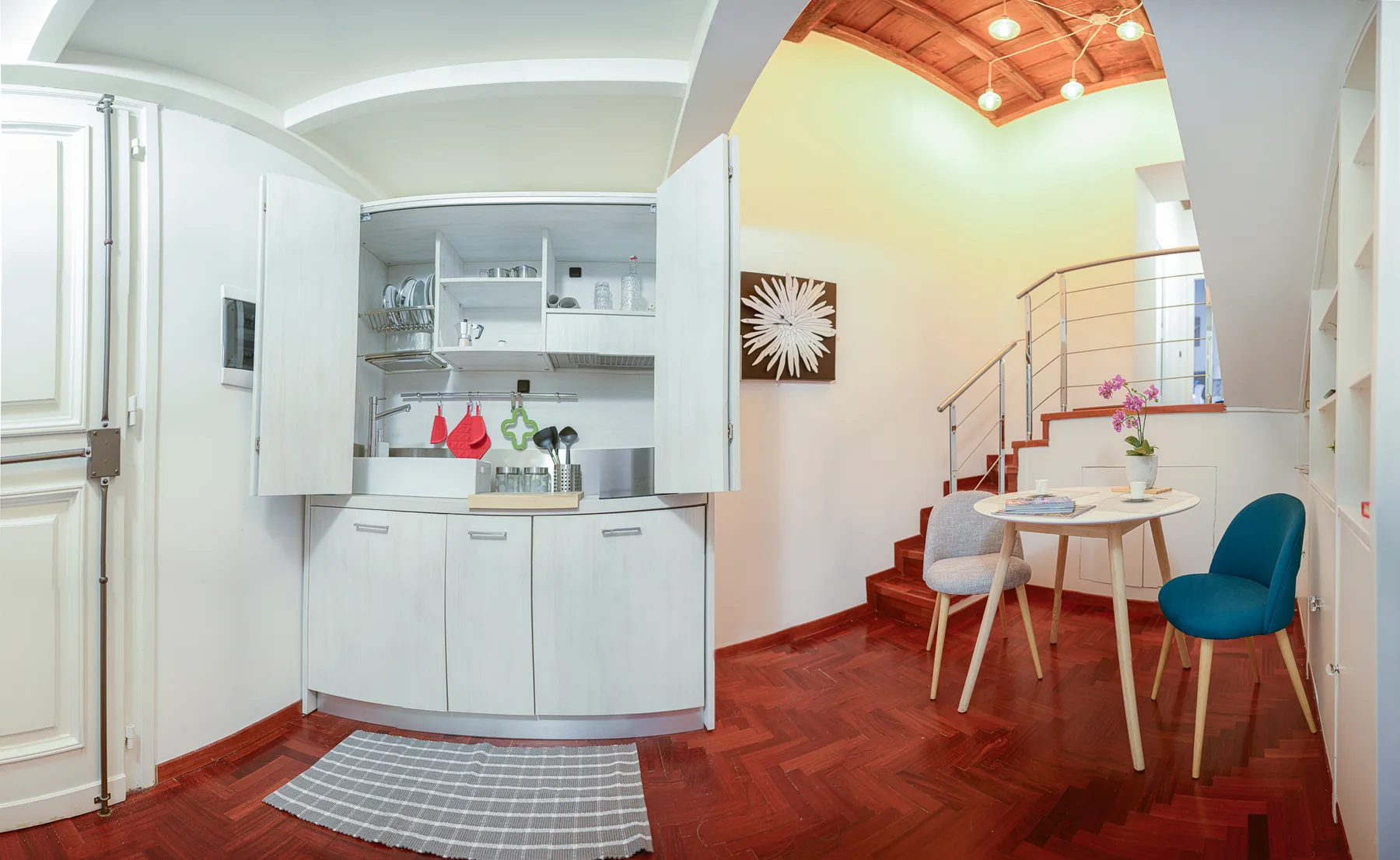 Cucina attrezzata e zona pranzo