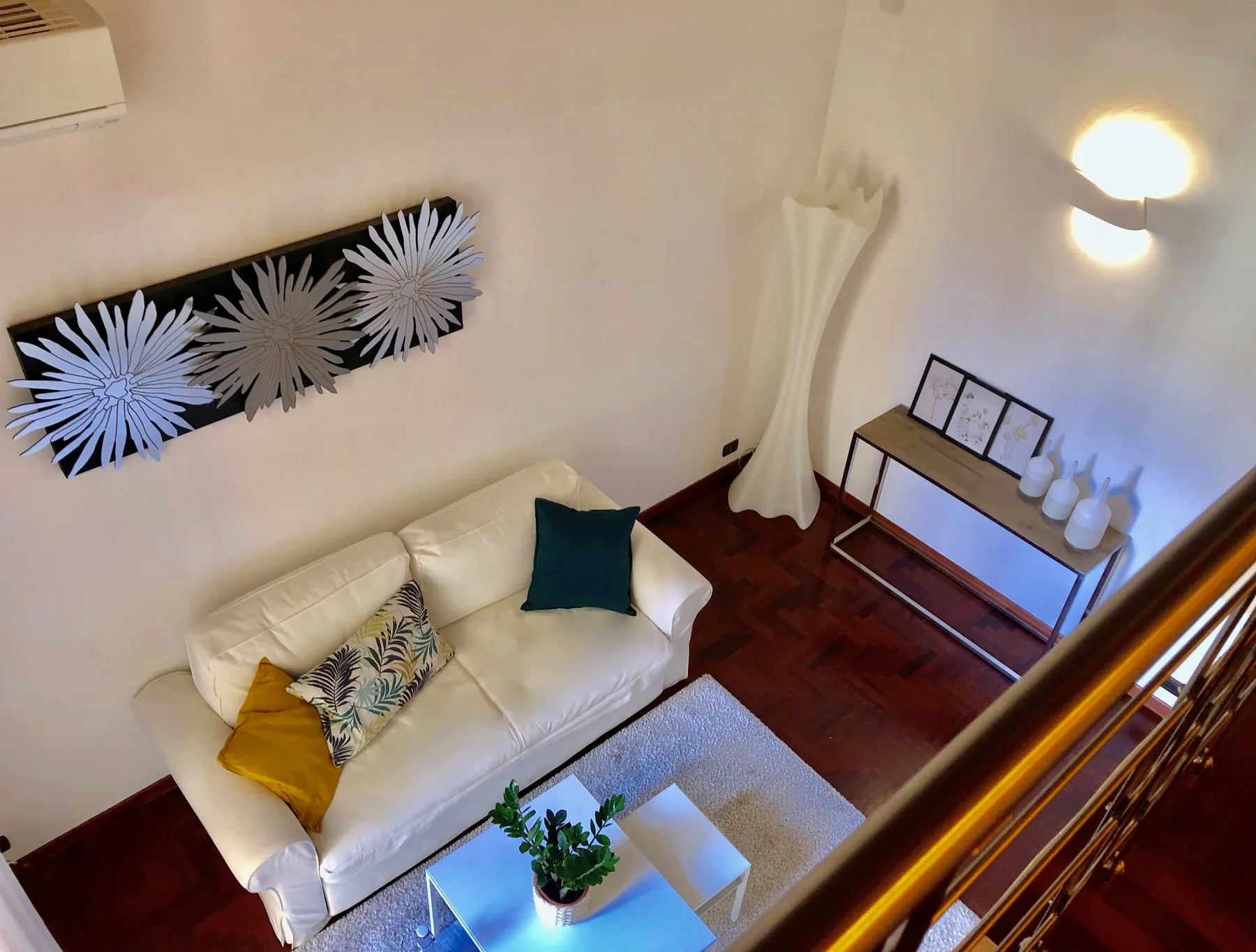 Soggiorno luminoso con divano e soffitto in legno