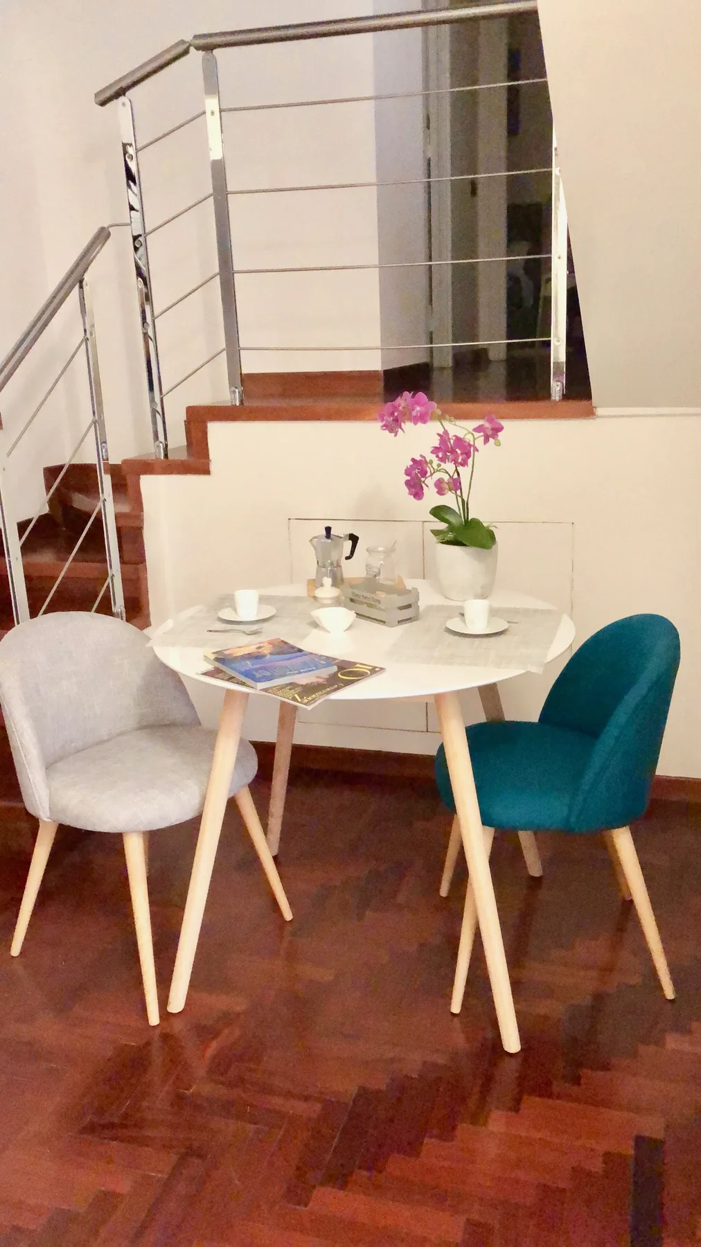 Tavolo da pranzo apparecchiato vicino alla scala